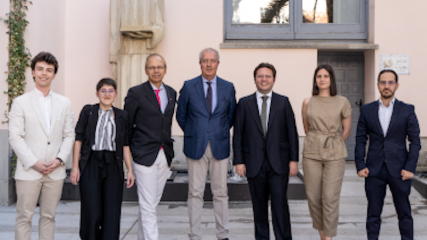 Imagen de todos los premiados del Hospital Universitario Ramón y Cajal durante el evento de reconocimiento