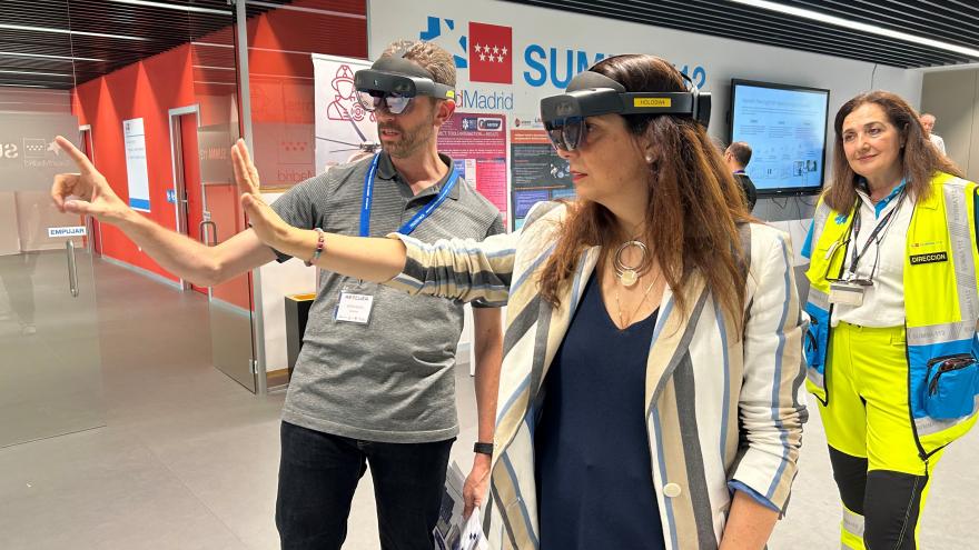 la directora general de Investigación y Docencia prueba las gafas de realidad virtual de Rescuer