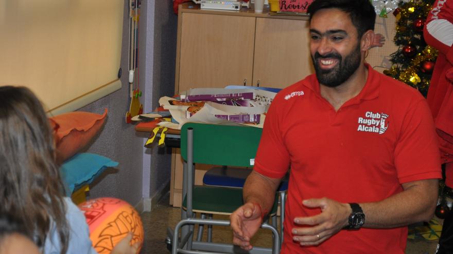 Jugadores del Rugby Alcalá, en el aula Hospitalaria