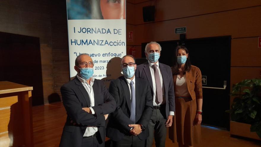 El consejero de Sanidad, Enrique Ruiz Escudero acompañado por la directora de Humanización y profesionales del Hospital Ramón y Cajal