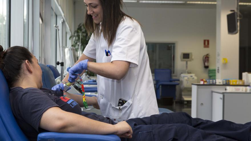 Enfermera extrae bosa de sangre a donante