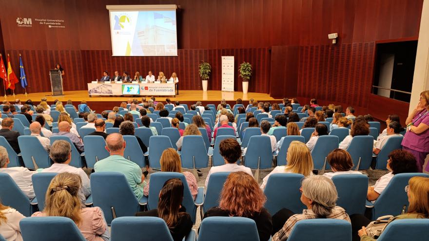 Personas en un salón de actos