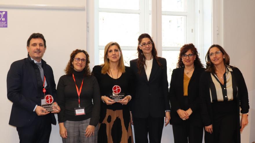 El equipo de Recursos Humanos de la Consejería de Sanidad de la Comunidad de Madrid con el premio concedido