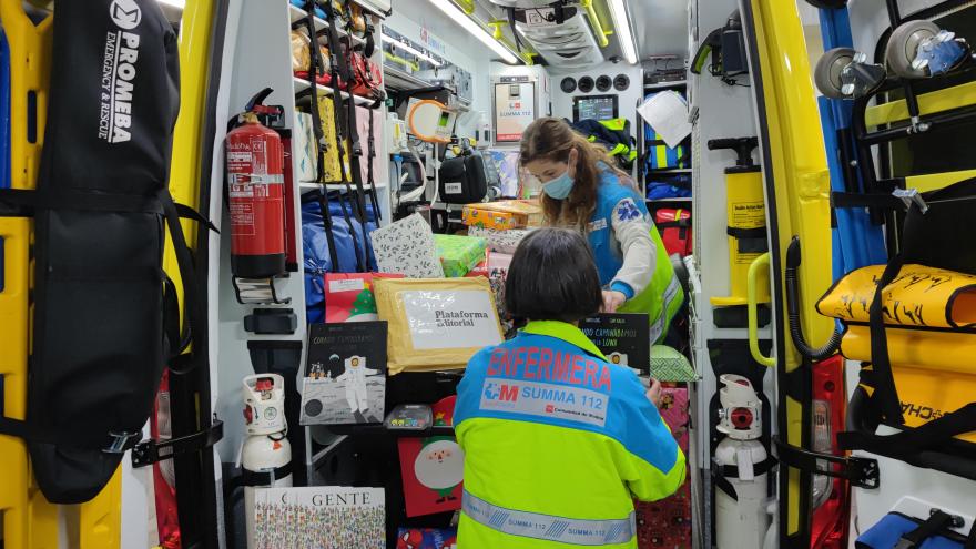 Profesionales del SUMMA 112 colocan los juguetes que van a entregar