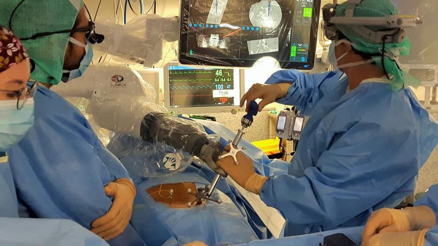 Los traumatólogos del Hospital Clínico San Carlos, pioneros en cirugía robótica de columna