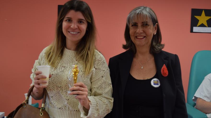 La donante 100 recibiendo un premio de cine