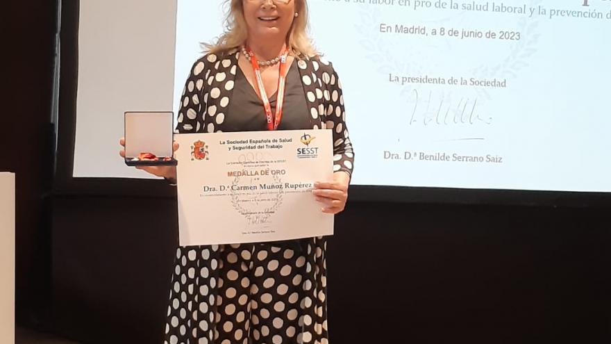 Doctora Carmen Muñoz con la medalla de oro