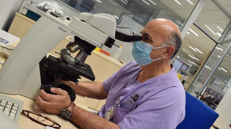 José María Medel desarrolla su trabajo en el laboratorio