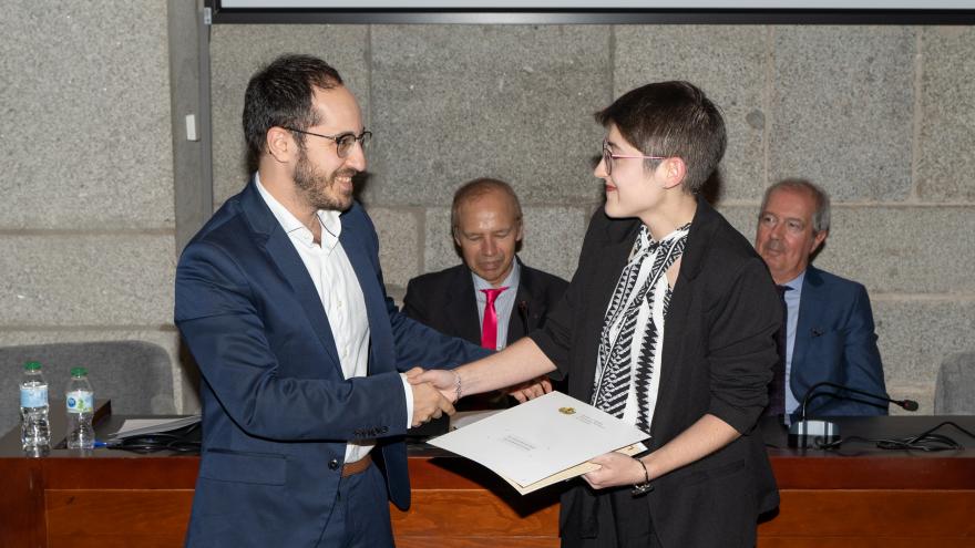 La médico premiada recoge su diploma en el Colegio de Madrid