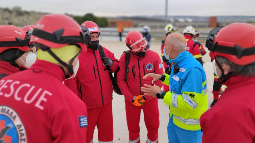 Profesional del SUMMA 112 ofrece explicaciones sobre el simulacro a Bomberos griegos