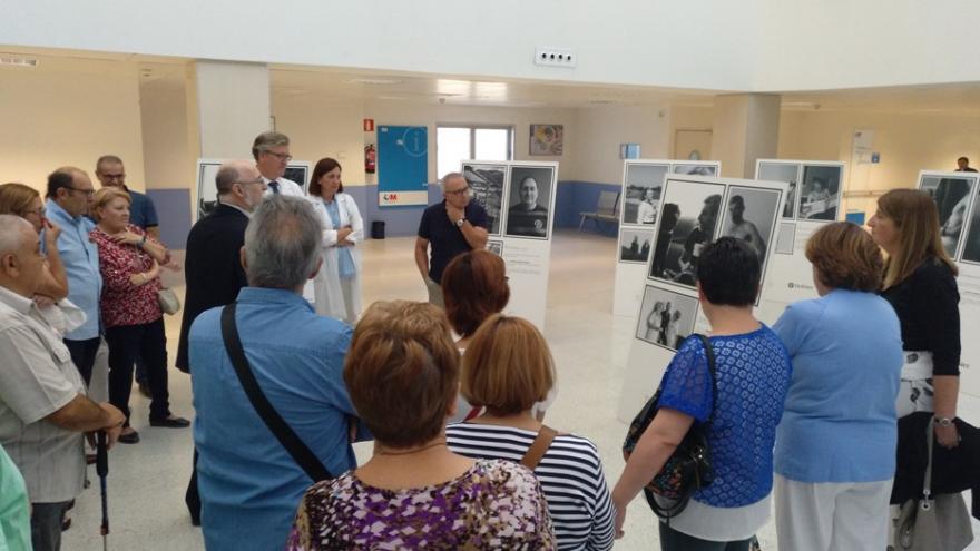 Grupo de personas viendo exposición