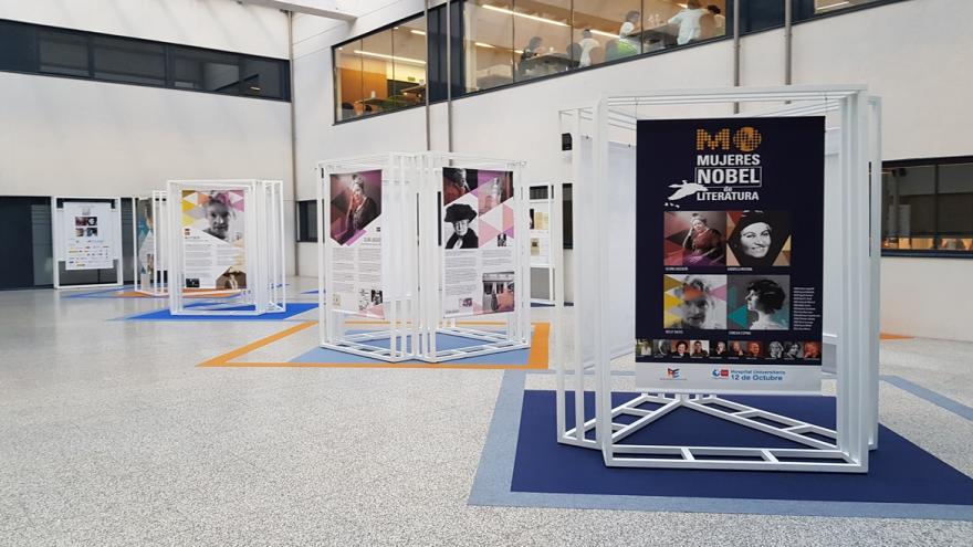 Paneles de la exposición Mujeres Nobel de Literatura