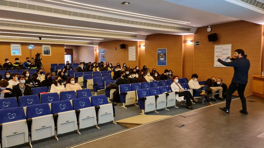 Salón de actos del Hospital 12 de Octubre con público