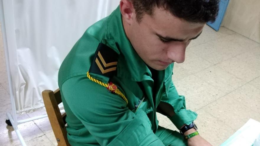 Un Guardia Joven de Valdemoro realizando extracción de muestra de sangre para hacerse donante de médula
