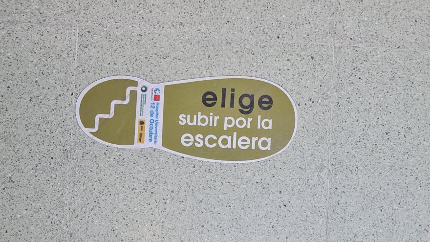 Huella Elige subir por las escaleras