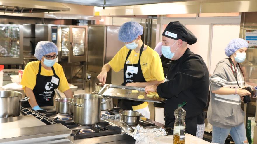 Cocineros elaborando los platos en el concurso Estrella Princesa