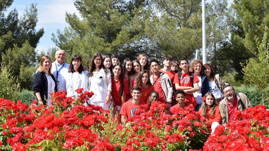 Profesionales de Hematología con los alumnos y profesores del Instituto