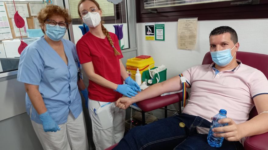 Profesionales sanitarias junto a donante de sangre