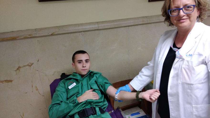 Enfermera extrayendo muestra de sangre a Guardia Joven para su inclusión como donante de médula