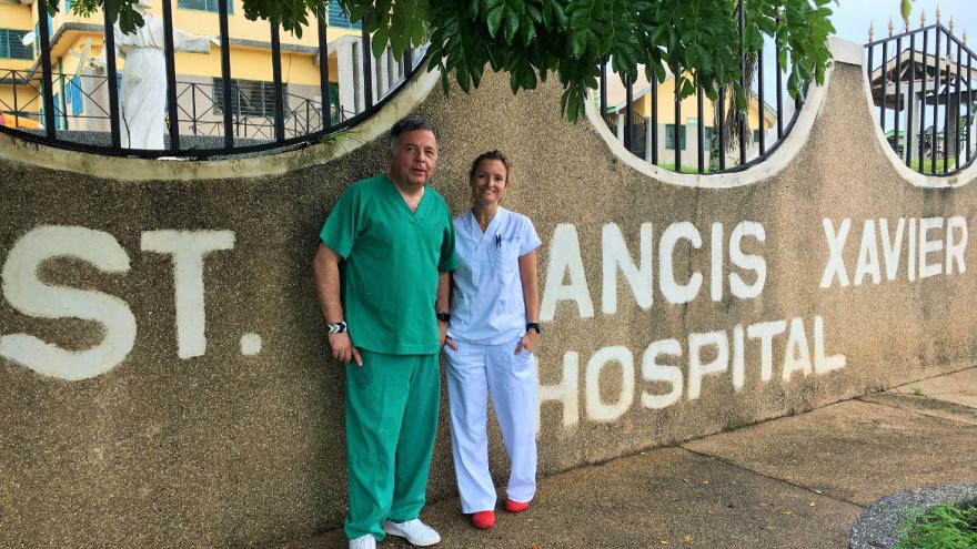 Carlos Domingo Carrasco, jefe de Otorrinolaringología del Hospital Universitario Infanta Leonor de Madrid, y su adjunta Teresa Collazo Lorduy ante el Hospital St. Francis Xavier