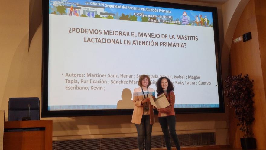Henar Martínez recogiendo el premio de manos de Soledad Gómez
