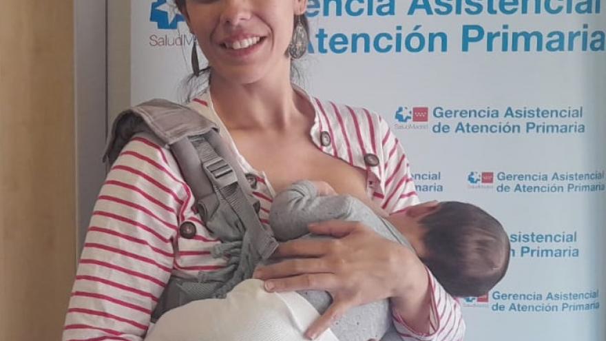 la presidenta de la Asociación de Matronas posa con su bebé
