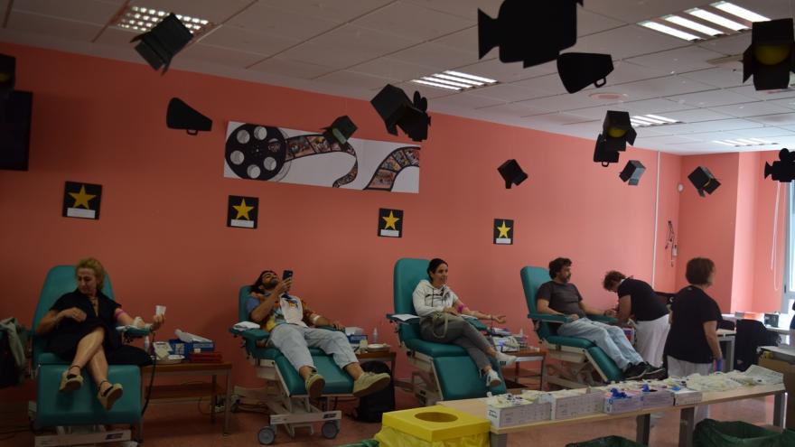 Vista de la sala llena con los puestos de donación llenos