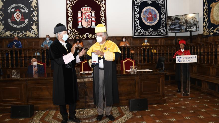 La entrega de la Medalla de Plata fue durante el solemne acto de apertura del nuevo curso académico 