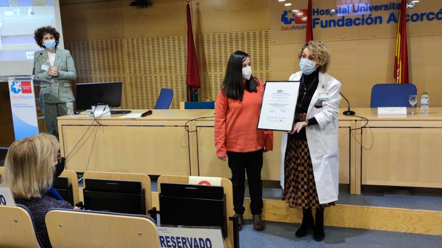 Anabel Diaz Cuasante recoge el certificado de Hospital BSPO