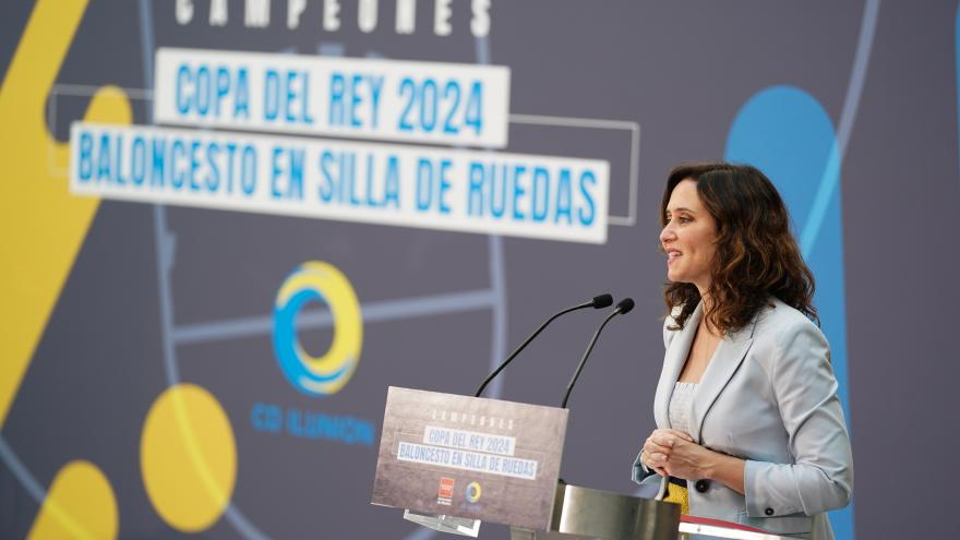 La presidenta Isabel Díaz Ayuso junto al Club Deportivo Ilunion de Baloncesto en Silla de Ruedas