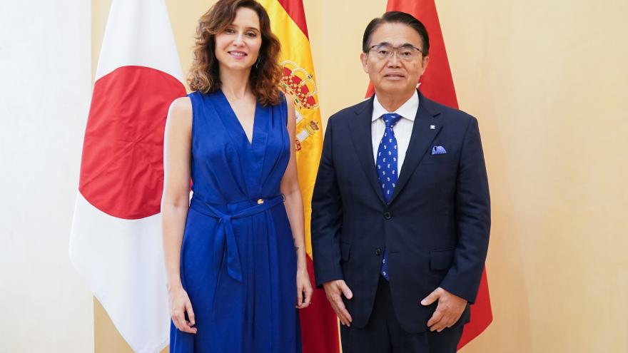 La presidenta Isabel Díaz Ayuso junto al gobernador de la Prefectura de Aichi, Hideaki Ohmura