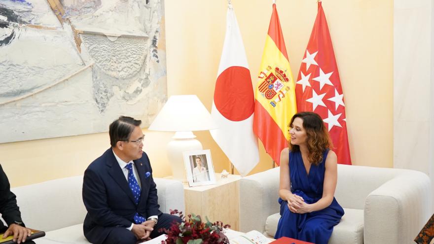 La presidenta Isabel Díaz Ayuso junto al gobernador de la Prefectura de Aichi, Hideaki Ohmura