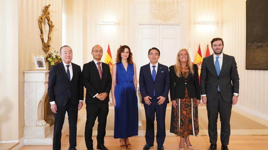 La presidenta Isabel Díaz Ayuso junto al gobernador de la Prefectura de Aichi, Hideaki Ohmura