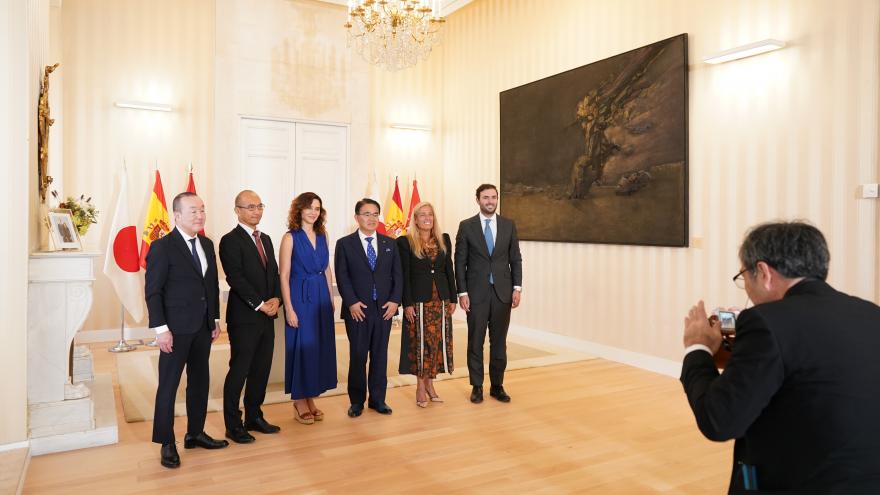 La presidenta Isabel Díaz Ayuso junto al gobernador de la Prefectura de Aichi, Hideaki Ohmura