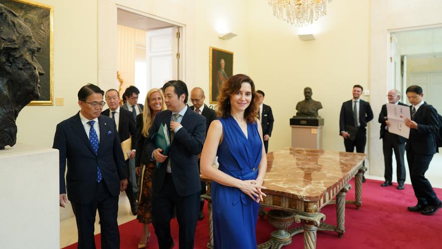 La presidenta Isabel Díaz Ayuso junto al gobernador de la Prefectura de Aichi, Hideaki Ohmura