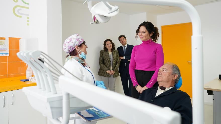 La presidenta Isabel Díaz Ayuso preentando el nuevo plan de salud bucodental