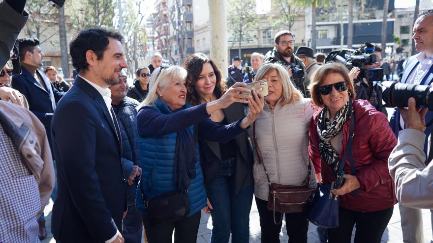 Isabel Díaz Ayuso con los empresarios del Bajo Llobregat