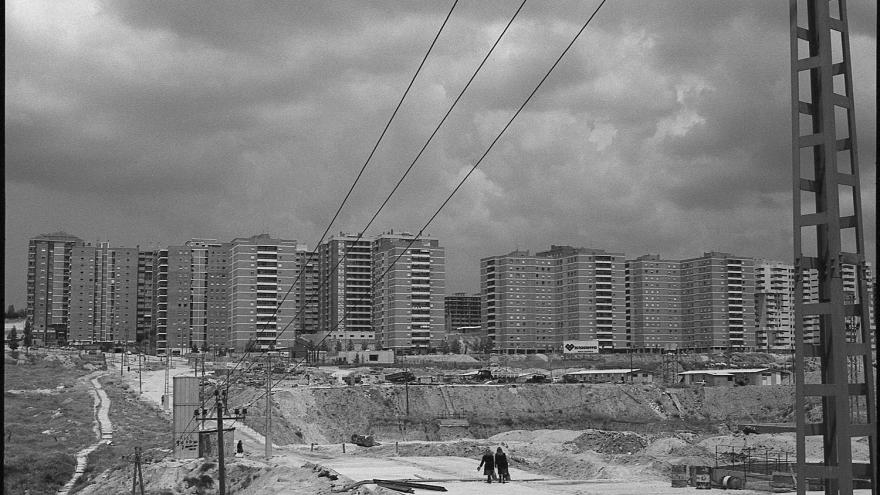 solar con edificios al fondo del barrio de El Pilar en los años 70