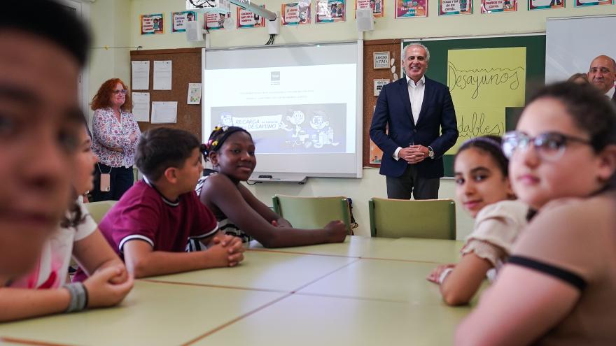 El consejero en funciones en su visita a la escuela