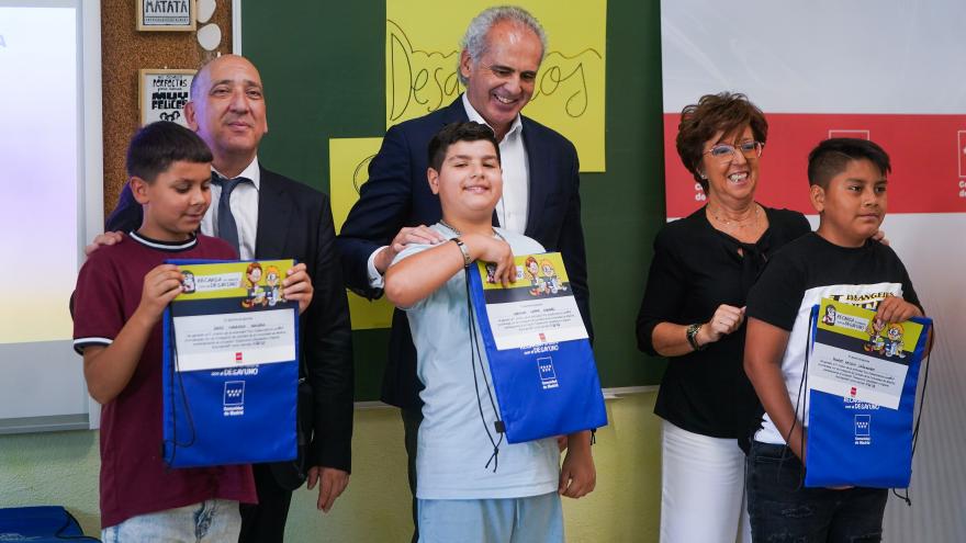 El consejero en funciones en su visita a la escuela