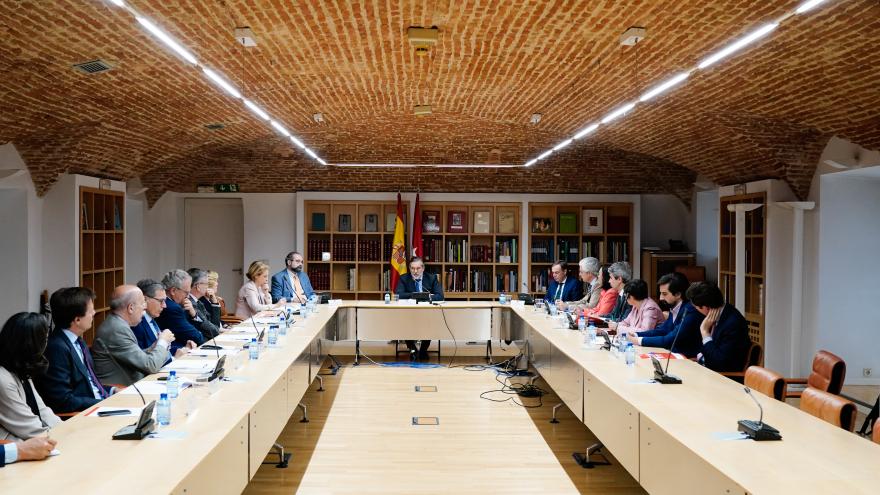 El consejero de Presidencia, Enrique López, durante la reunión