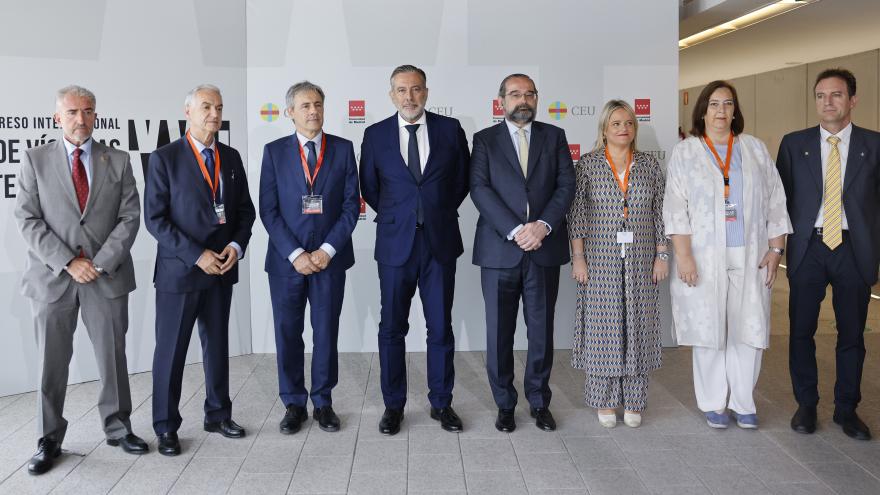 El consejero Enrique López con algunos de los asistentes al evento