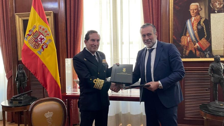 El consejero Enrique López da la mano al almirante general Jefe de Estado Mayor de la Armada