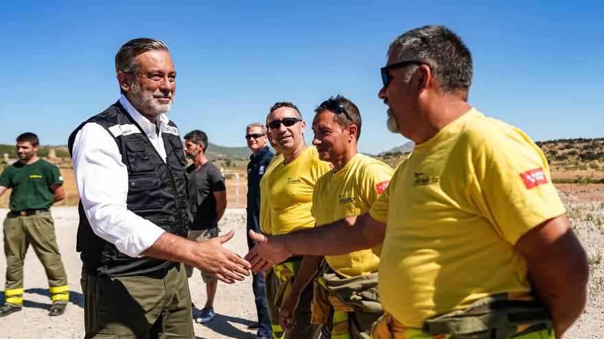 El consejero Enrique López conversa con algunos brigadistas y los saluda