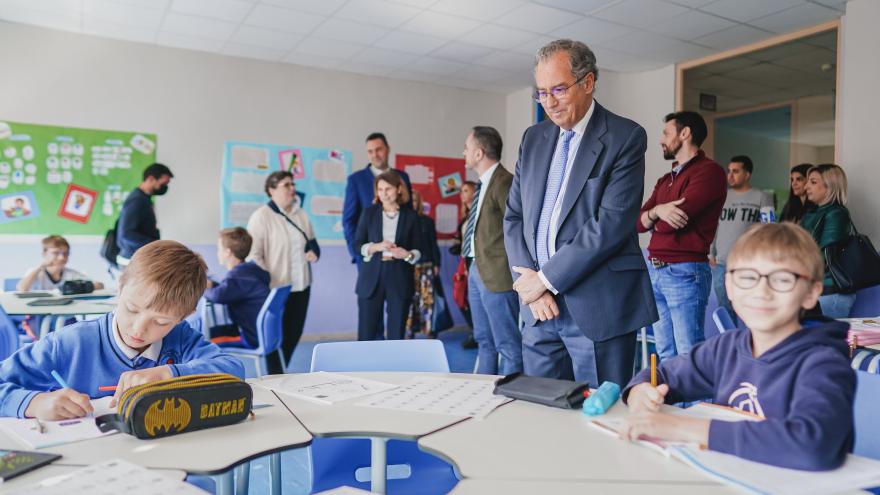 El consejero visita un aula con alumnos ucranianos