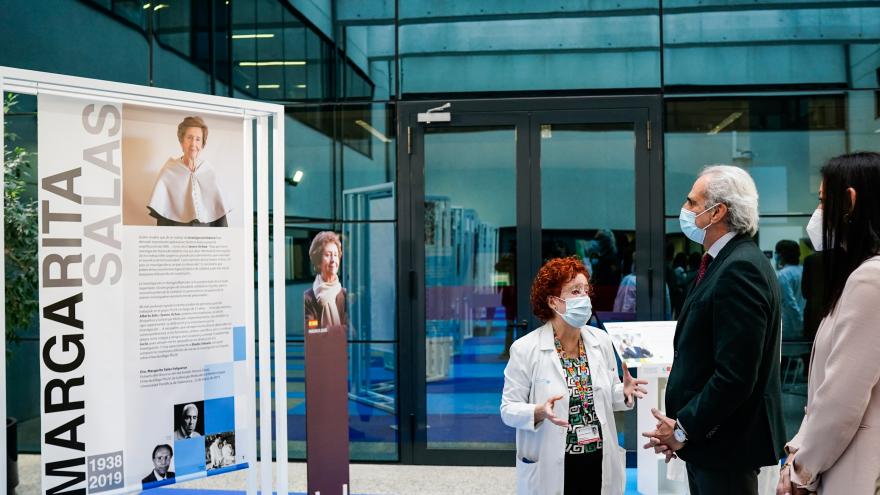 El consejero observa la exposición en el hospital