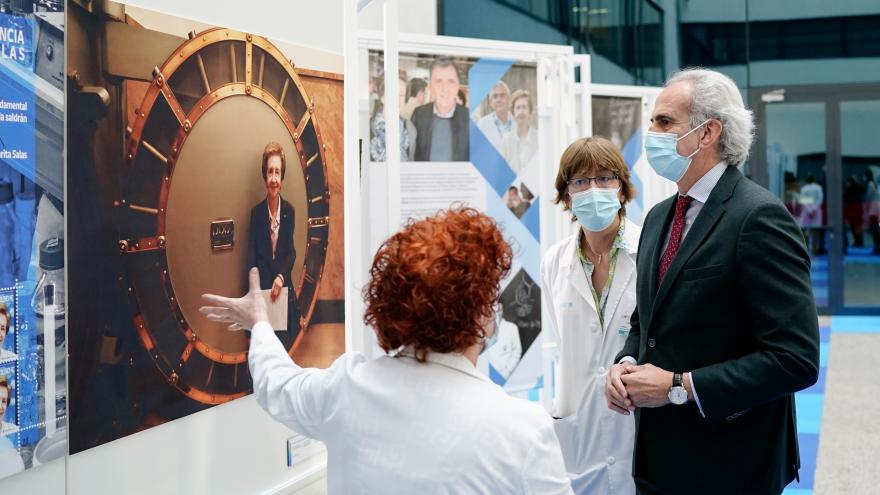 El consejero observa la exposición en el hospital