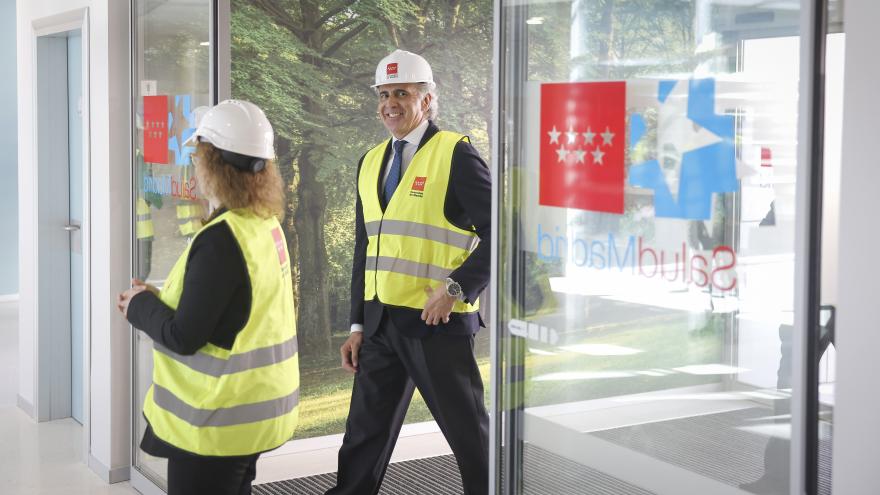 El consejero Escudero visitando el centro de salud