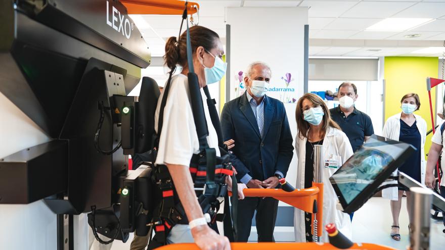 El consejero Enrique Ruiz con parte del equipo del hospital