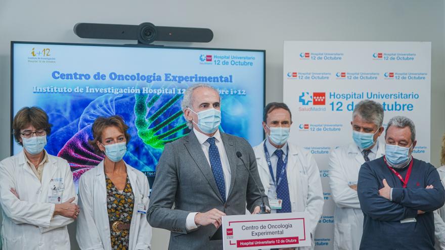 El consejero Enrique Ruiz durante su visita al hospital